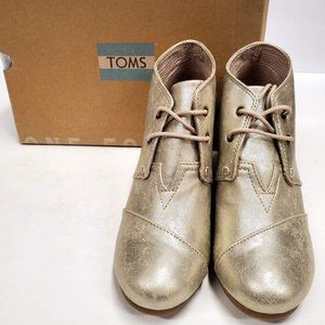 TOMS Women's Desert Wedges, Desert Wedge, White Gold Metallic Synthetic Leather